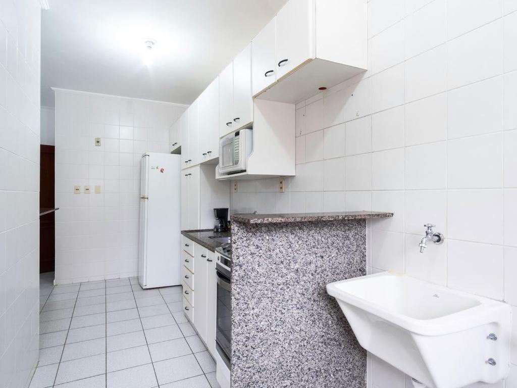 Apartamento Espacoso Com Ar Condicionado E Wi-Fi, A 100 Metros Da Praia - Edificio Estoril Ubatuba Exteriör bild